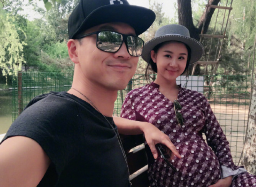 李小萌|36岁李小萌挺孕肚深夜会友，气质出众送飞吻道别，帅气老公陪在侧