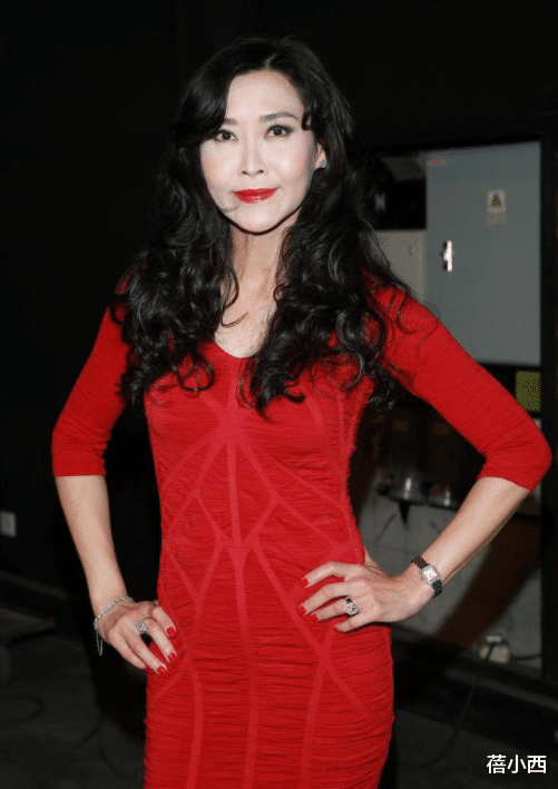 蓓小西|叶玉卿越老越惊艳,一袭红色紧身裙配长卷发,原装身材就是不一样