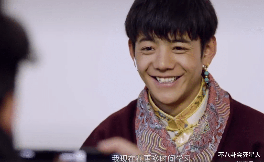 |丁真终被名利影响，明显发福、眼神也不再清澈，学爱豆营业显油腻