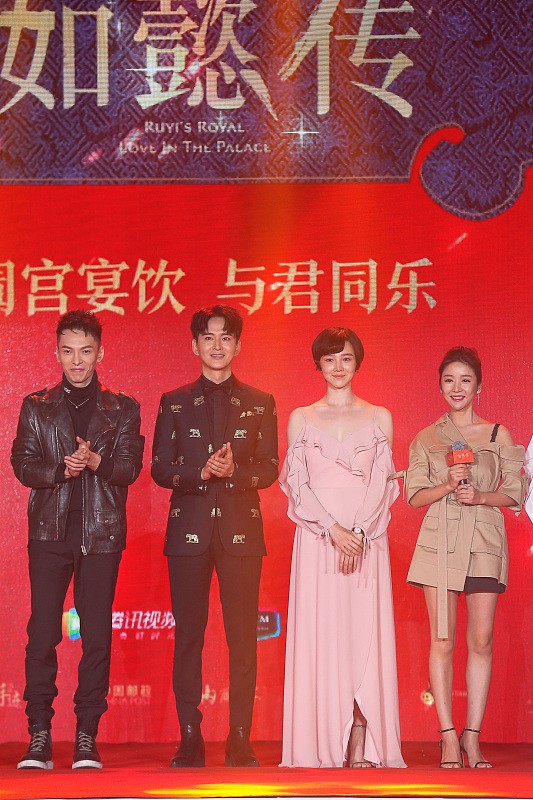 水果 陈小纭短发有点显“老气”，但身穿粉色吊带裙好温柔，挺有女人味