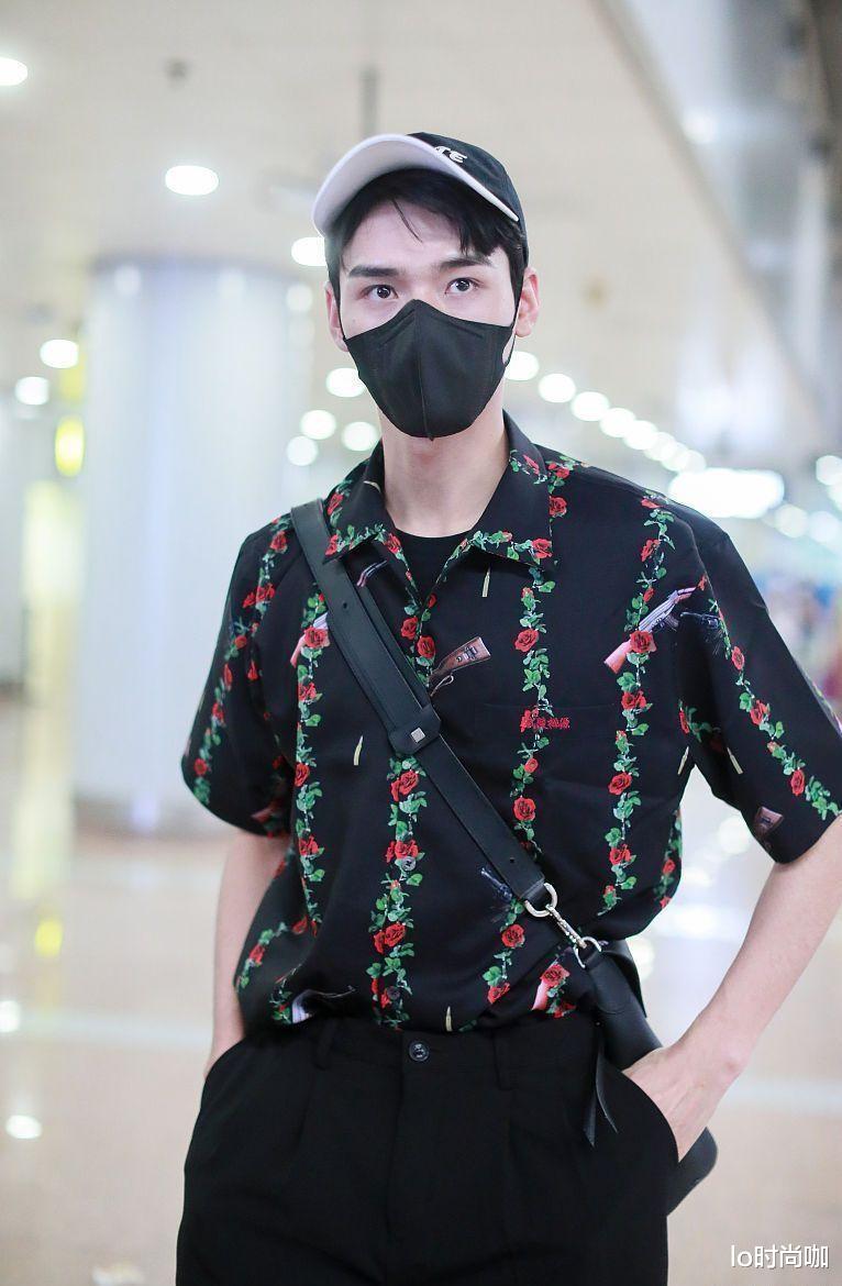 lo时尚咖|龚俊原来也有高冷的一面，穿上黑色花衬衫，瞬间变身“高冷帅哥”