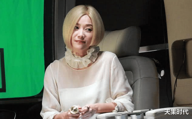 亚麻|徐静蕾真爱搞特殊，想用亚麻金短发扮辣妹，却因为黑眼圈变老气