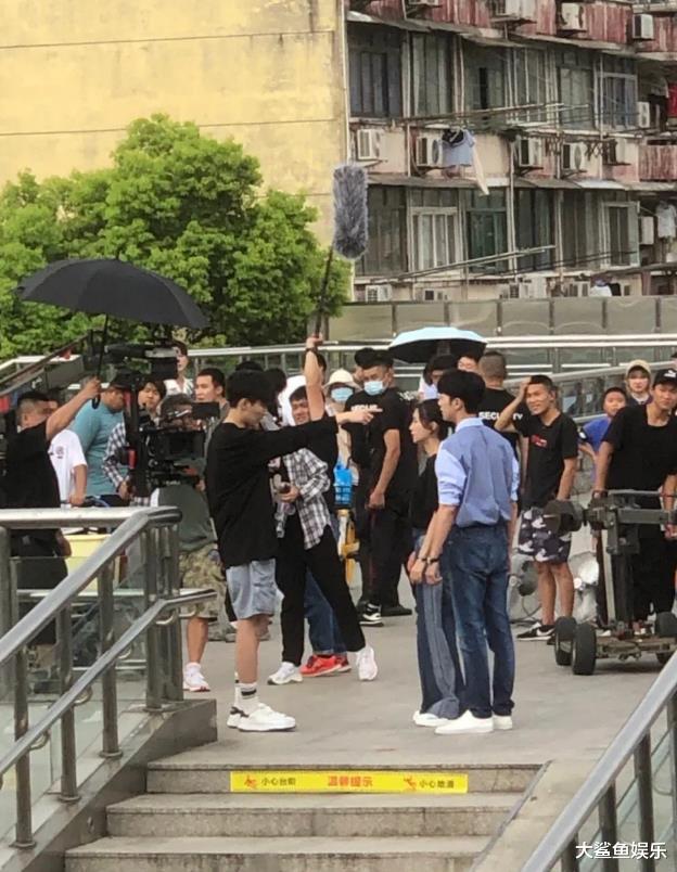 Angelababy|angelababy跟小鲜肉一起拍戏被偶遇，这次的喇叭裤造型有点前卫太抢镜了