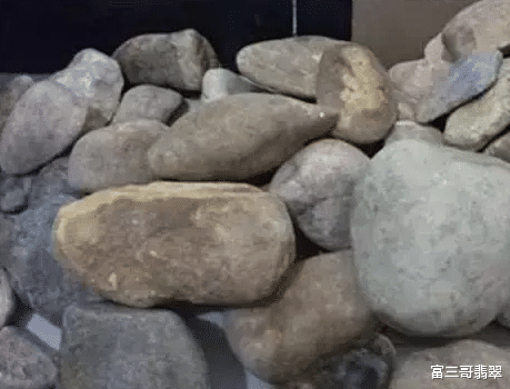 翡翠|为啥你在翡翠赌石市场几百块钱买的料子就没有切涨的?行家揭秘!