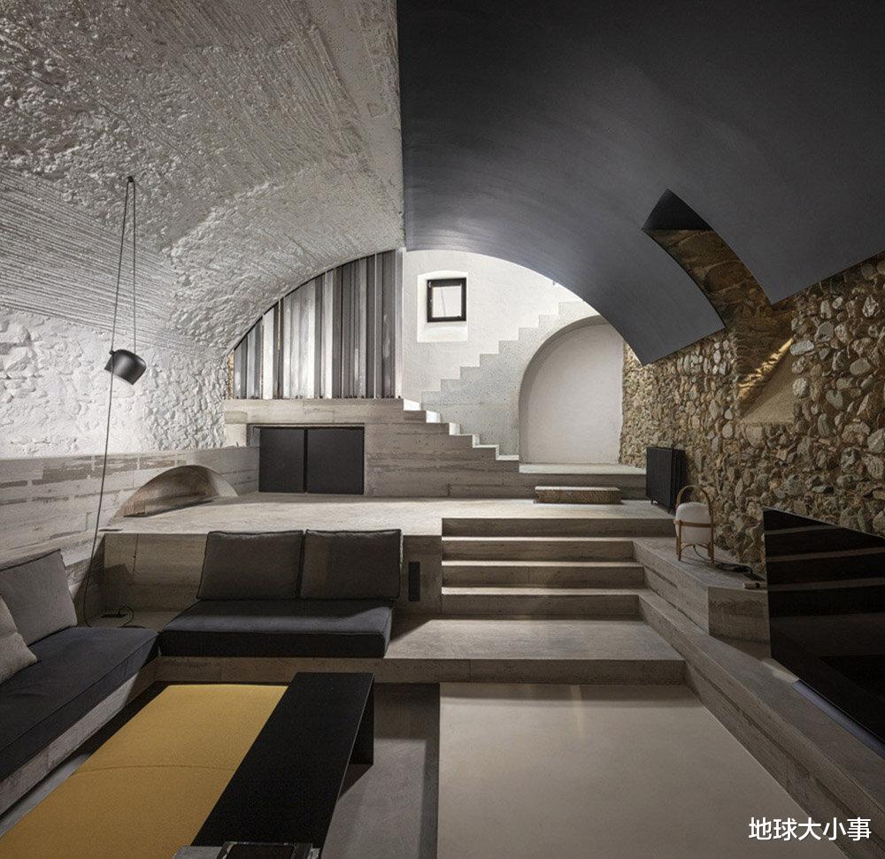 脏乱废墟“重生变圆拱现代美屋” 巧妙错层设计仿佛置身美术馆