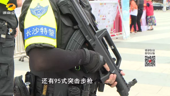 芒果帮女郎 直击长沙女特警街头巡逻：1天执勤14个小时，身背10余斤“8大件”