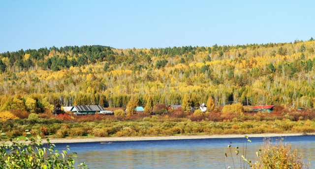 若珍|我国北方一河流,河水清澈无比,但却漆黑一片,面积比长江还大!