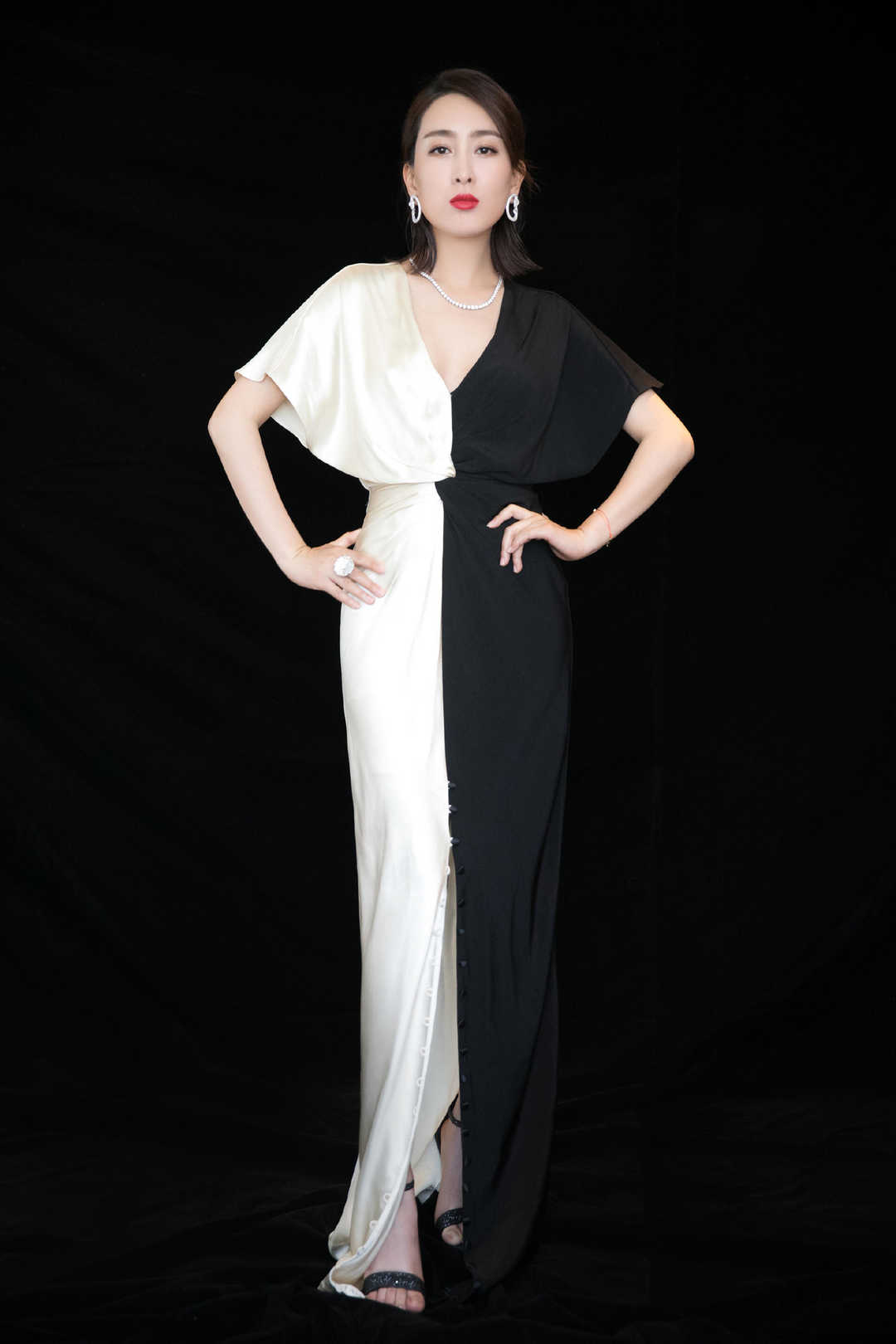 何有强 马苏终于不再高调，穿着一身“工装风”走机场，素颜还挺耐看的