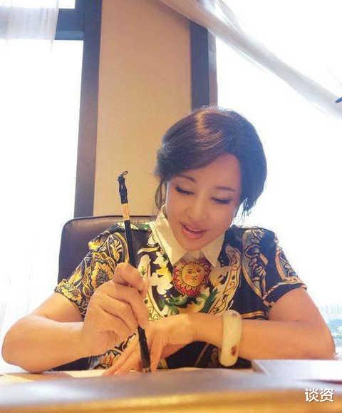 刘晓庆|刘晓庆穿旗袍办书法展,脸肿胀五官诡异似“面具”,胸前玉石比拳头大