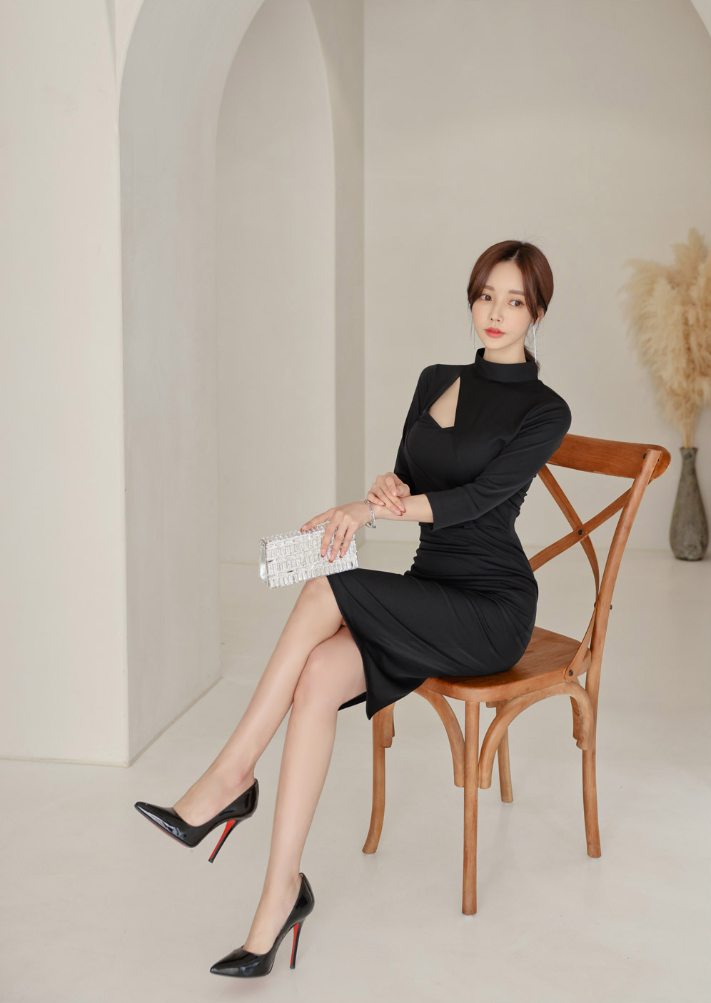 壹品穿搭|女神孙允珠高清时尚搭配：意式可可爵士雅黑镂空古典裙