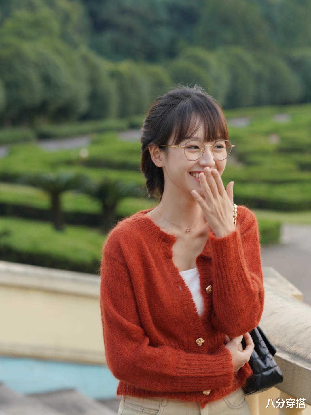 八分穿搭|“针织衫”的高级穿法是这样的，搭配牛仔裤简约大气，保暖舒适