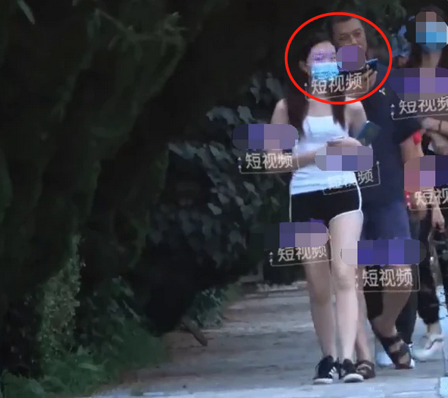 李嫣|15岁李嫣跟父亲遛弯被拍！穿热裤秀嫩白长腿，奶奶跟在身后显慈爱