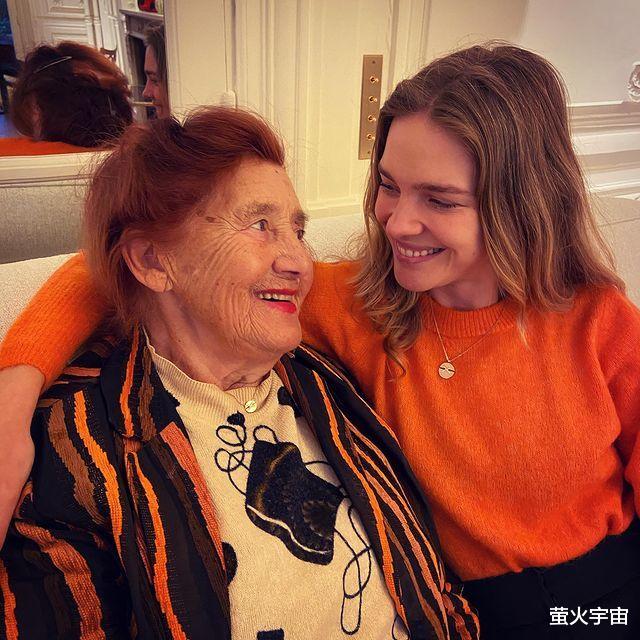 lv|39岁LV太子妃素颜自拍嘴边汗毛清晰，太子爷背手入镜，获爱妻表白