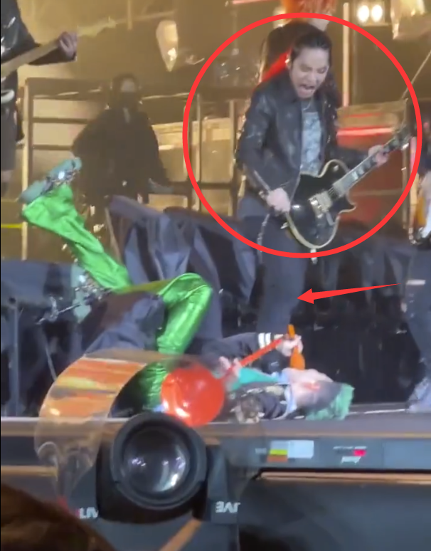 萧敬腾|演唱中摔下舞台，卡裆也咬牙唱完，被泼粪恐吓带150名保镖赶通告