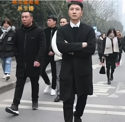 李昕言温度空间|疑点出现：保安用5分钟拿破门斧，但返回时林生斌家门却已经开了