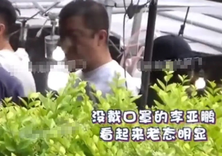 李亚鹏|李亚鹏带小19岁女友逛夜市，两人同框似父女，超模女友纤细腿抢镜