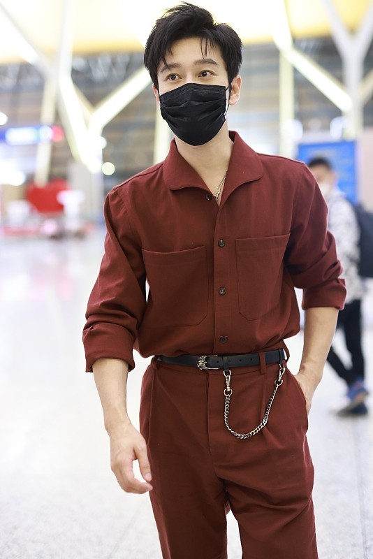 小白爱美搭 黄晓明瘦身成功变型男，身穿暗红色套装真酷，不再是“油腻霸总”