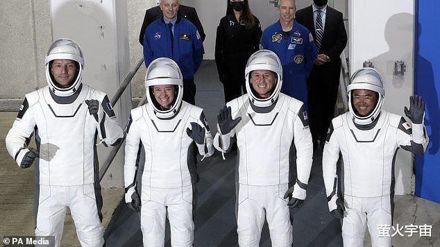 4位国际宇航员将被接回地球，都得穿尿不湿，龙飞船里的马桶坏了