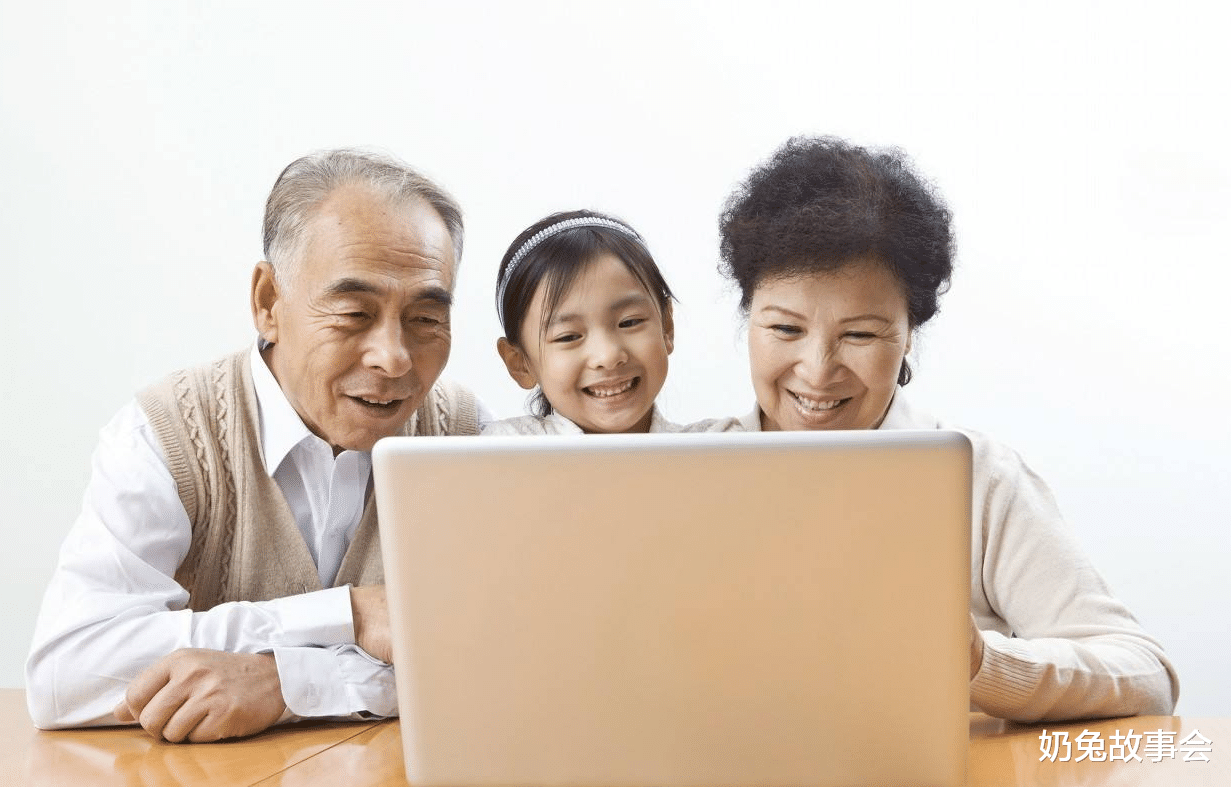 奶兔故事会|儿媳为全家人10口人做饭，却被告知外人不能上桌，儿子：忍不了