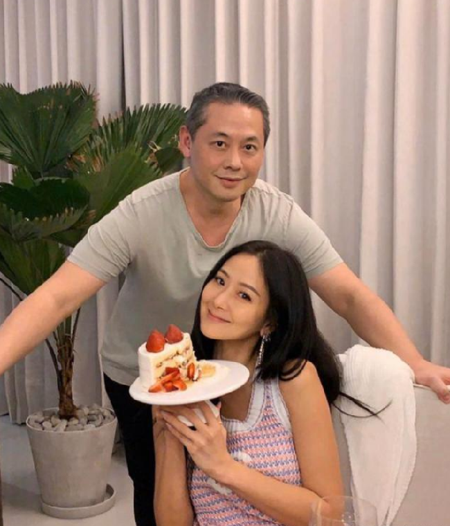 孙芸芸|她12岁背香奈儿，21岁嫁豪门赚13亿，把老公熬成爹的人生有多爽？