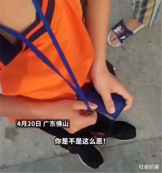 社会扒客 广东佛山，男子将小学生一把按倒在地上，“他欺负我女儿”
