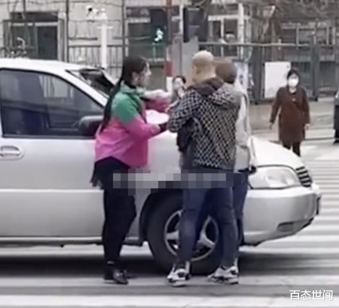 百态世间 烟台女子站引擎盖为婚姻维权，踹烂车窗殴打车内女子反遭丈夫踹打
