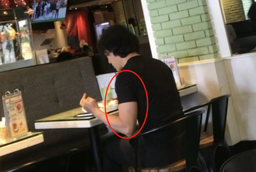 郑伊健|53岁郑伊健街头吃饭被偷拍! 一顿饭仅需六十块，一双粗胳膊显健壮