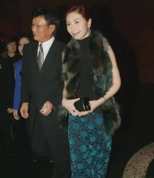 杨宝玲|选美皇后杨宝玲罕露面,打扮贵气容貌逆龄,三婚嫁初恋生活幸福