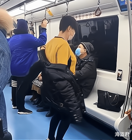 大妈地铁上脱衣跳舞，无视其他乘客眼光，结果手机“啪嗒”掉地上