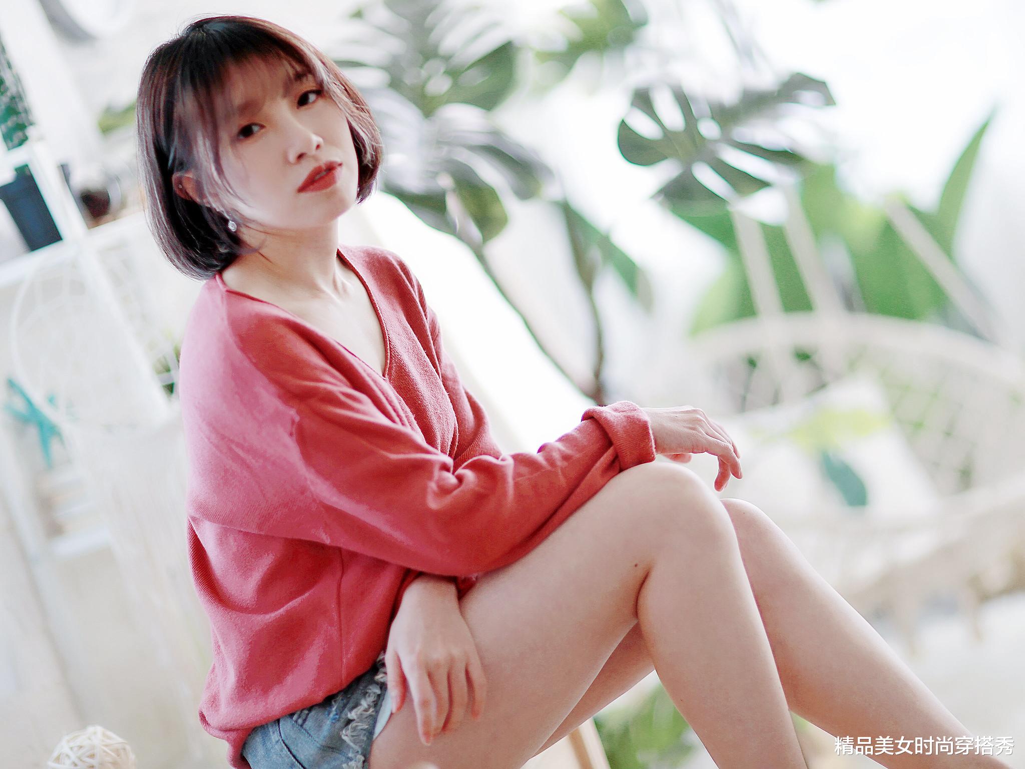 精品美女时尚穿搭秀|西瓜红色的针织衫上衣，下搭牛仔短裤，很是清凉，个性又时尚