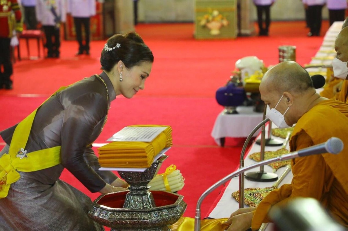 全球时尚风行 诗妮娜懒理帝后秀恩爱！佩戴金口罩贼高贵，梳中分比苏提达都霸气