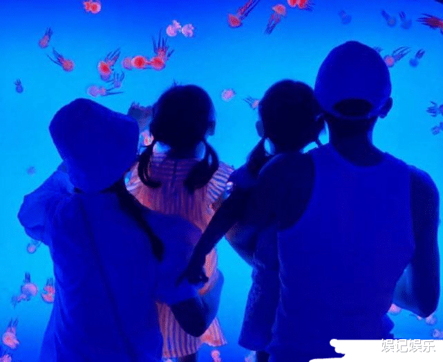 谢娜|谢娜发新歌，女儿们画作惊喜出镜，一家五口另类同框超幸福