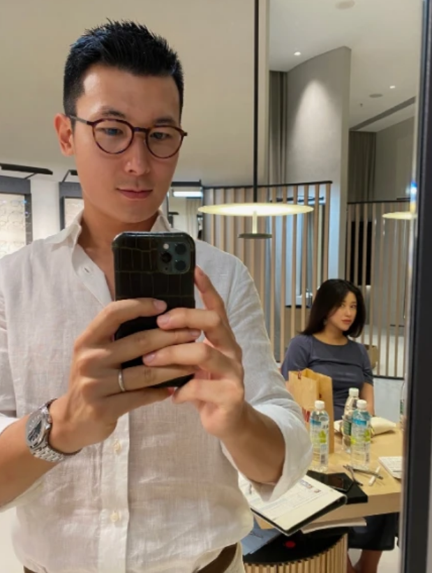 朱珠|宠女狂魔！朱珠老公王昀佳半跪拍女儿，一家三口草坪上玩耍超幸福