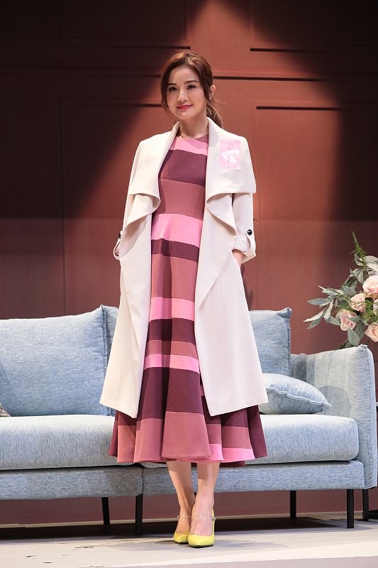 阿Sa|谁说娃娃脸只能“装嫩”,30+的阿sa穿大衣配长裙,成熟又温柔,超美