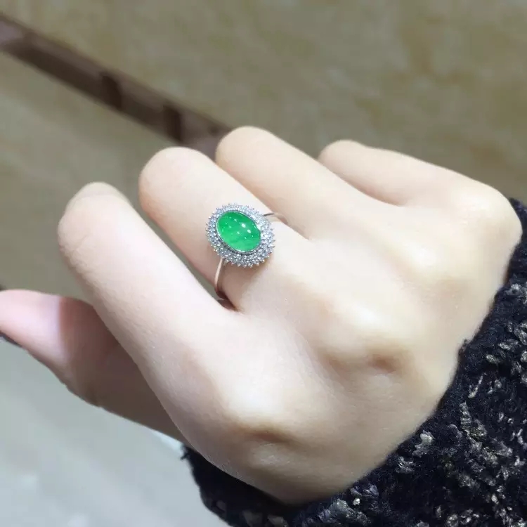 翡翠|翡翠中的帝王，凭什么这么贵？