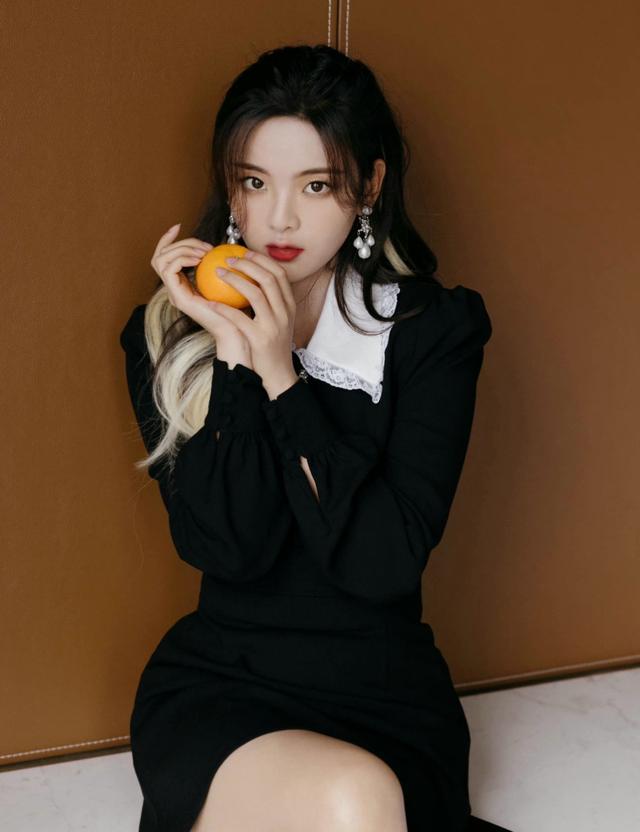 旗袍公馆|杨超越这腿真优越,穿小黑裙踩厚底鞋,双腿又细又长又直