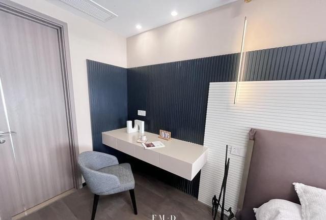 事实证明，卧室不做套房，装一字形玻璃柜，也能打造步入式梳妆区