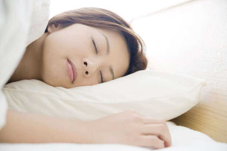 疾病|睡觉时身体突然抖一下，不是身体在长个？小心是这2种疾病作祟