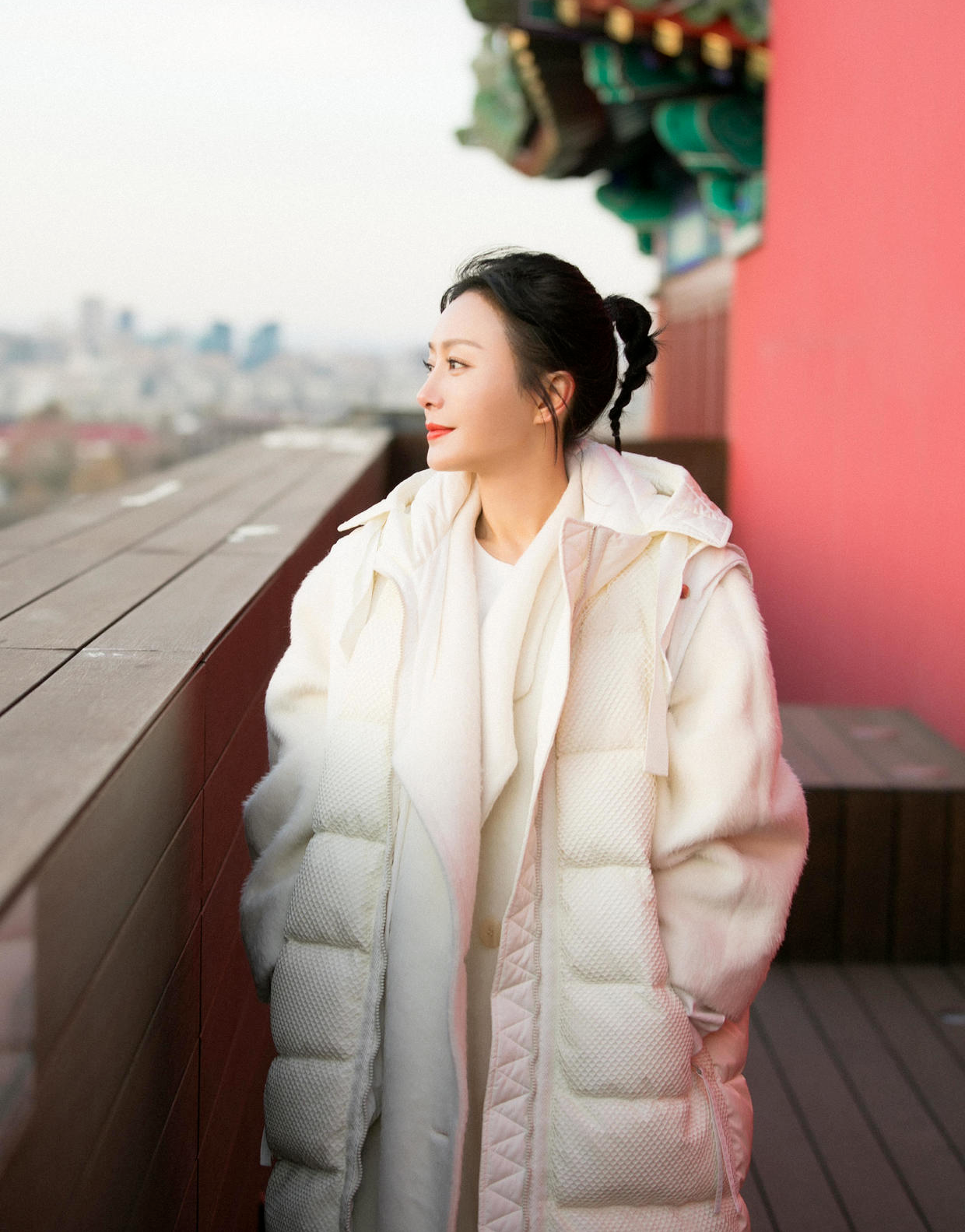 秦岚|秦岚穿白色真好看，羽绒服大衣叠穿时尚保暖，气质甜美身材傲人
