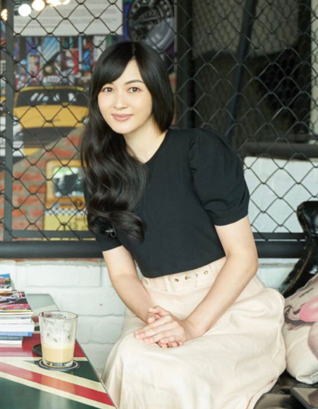 吴尊|吴尊夫妇罕见秀恩爱，素人老婆穿粉裙温柔大方，一看就是贤妻良母