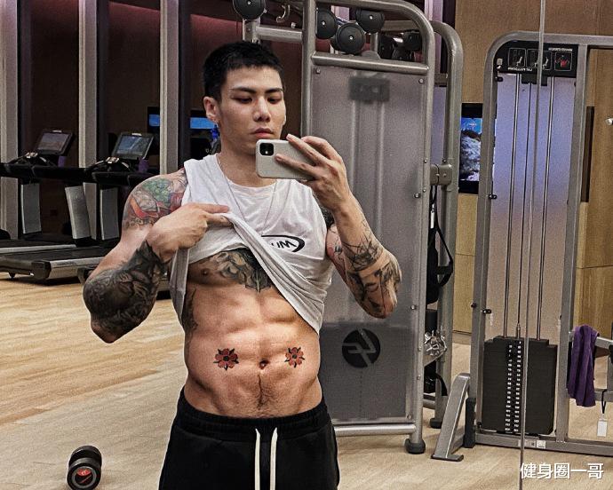健身圈一哥 是肌肉奶爸也是斗腕选手,腹肌宛如搓衣板,麒麟大花臂完美吸睛!