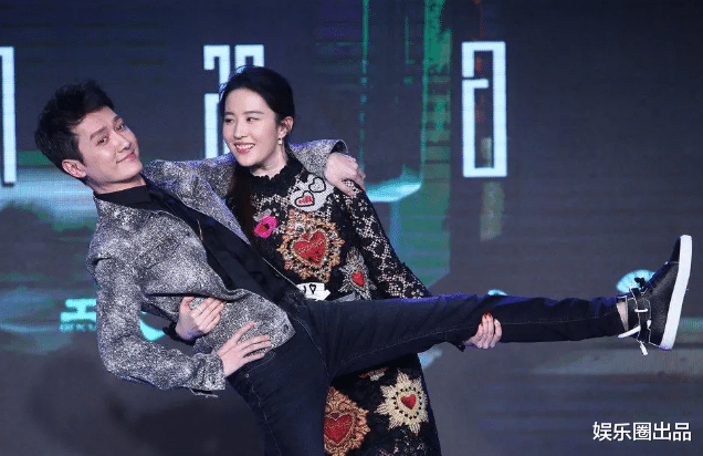 刘亦菲|刘亦菲和冯绍峰出席活动，刘亦菲状态佳，冯绍峰全程拉着脸