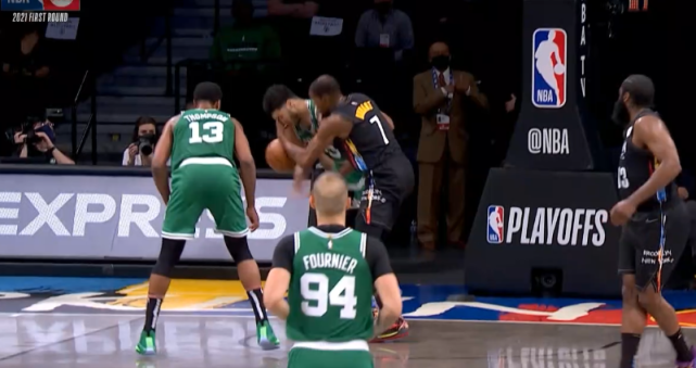 凱文·杜蘭特|太臟？墊腳之后，杜蘭特又戳傷塔圖姆眼睛，杜蘭特到底是怎么了？