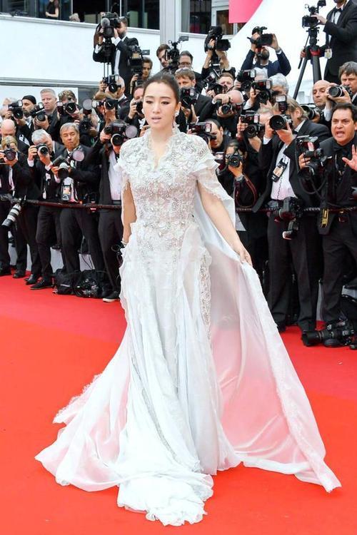 巩俐|巩俐“越老越敢穿”：肚兜裙与完美身材交相呼应，S曲线极具魅惑