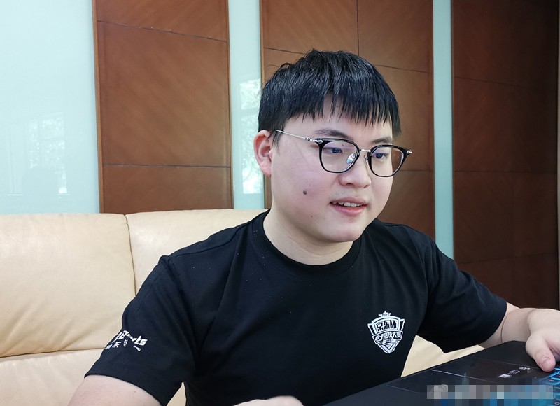 Uzi|英雄联盟：UZI纪录片回忆职业生涯，“原来这就是夺冠的感觉？”