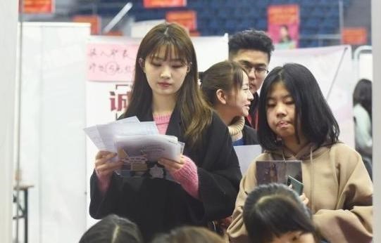 求职|大学毕业生找工作，走“校招”好还是“社招”好？还好当初选对了