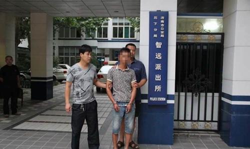 9岁女孩被网友拍“私密照”,导致孩子不敢出门,妈妈的反应亮了