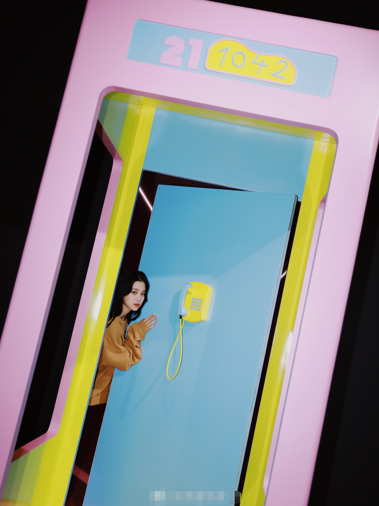 一街拍|欧阳娜娜艺术展造型,穿卫衣配牛仔裤,网友:初中生都没她嫩!