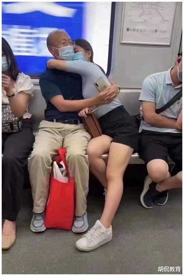 重庆女大学生穿着“清凉”被围观,网友喊话大爷别看了,小心车里的娃!