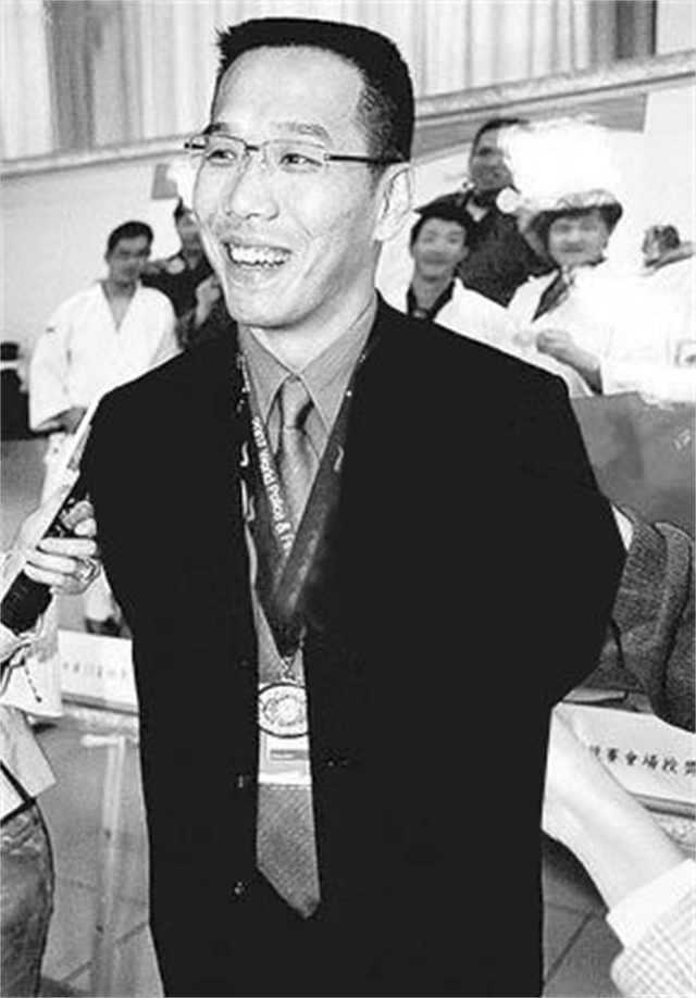 古龙|一生风流潇洒的古龙，唯一留给儿子的抚养费是《天涯明月刀》版权